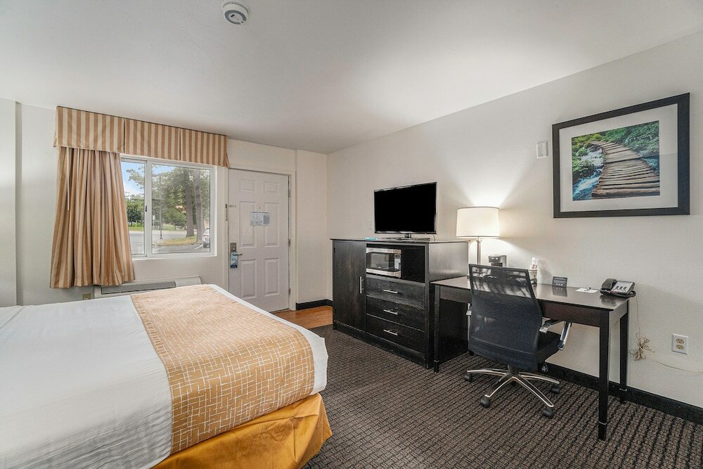 Фото Travelodge by Wyndham Traverse City Mi