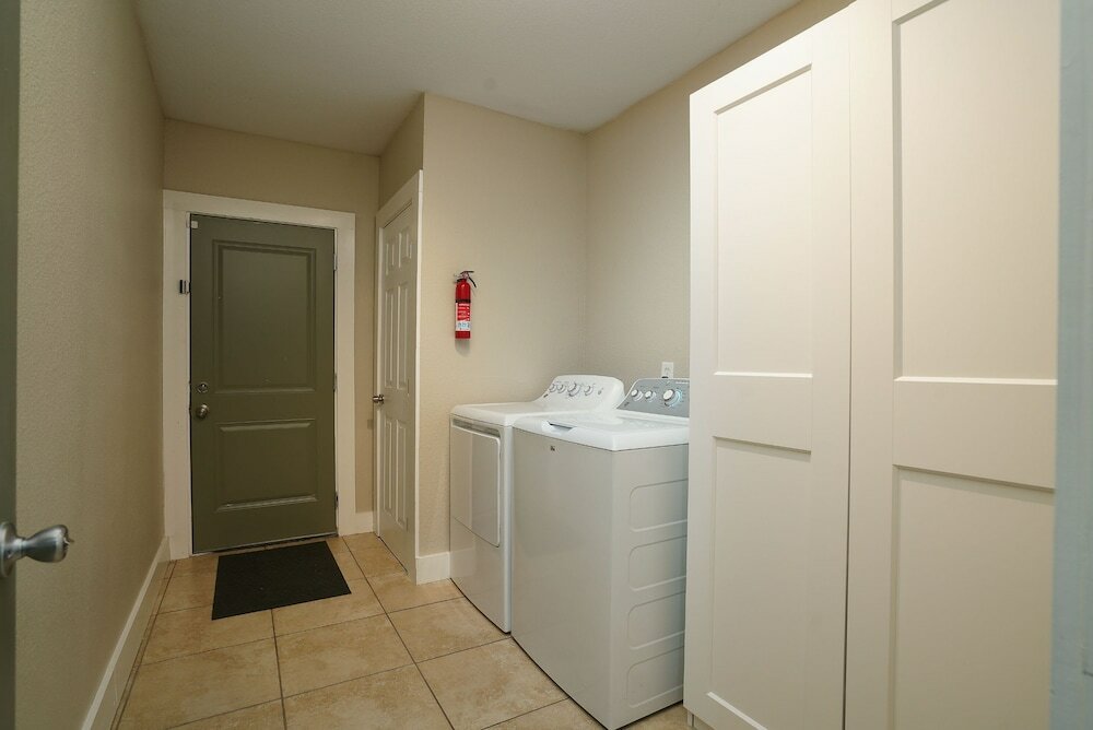 Фото Amazing Fully Fenced Home Only 5 Mins From Downtown