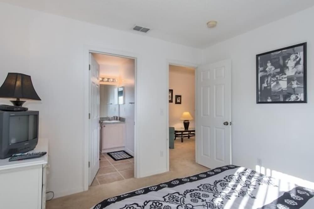 Фото Ov3252 - Hampton Lakes - 5 Bed 4 Baths Villa