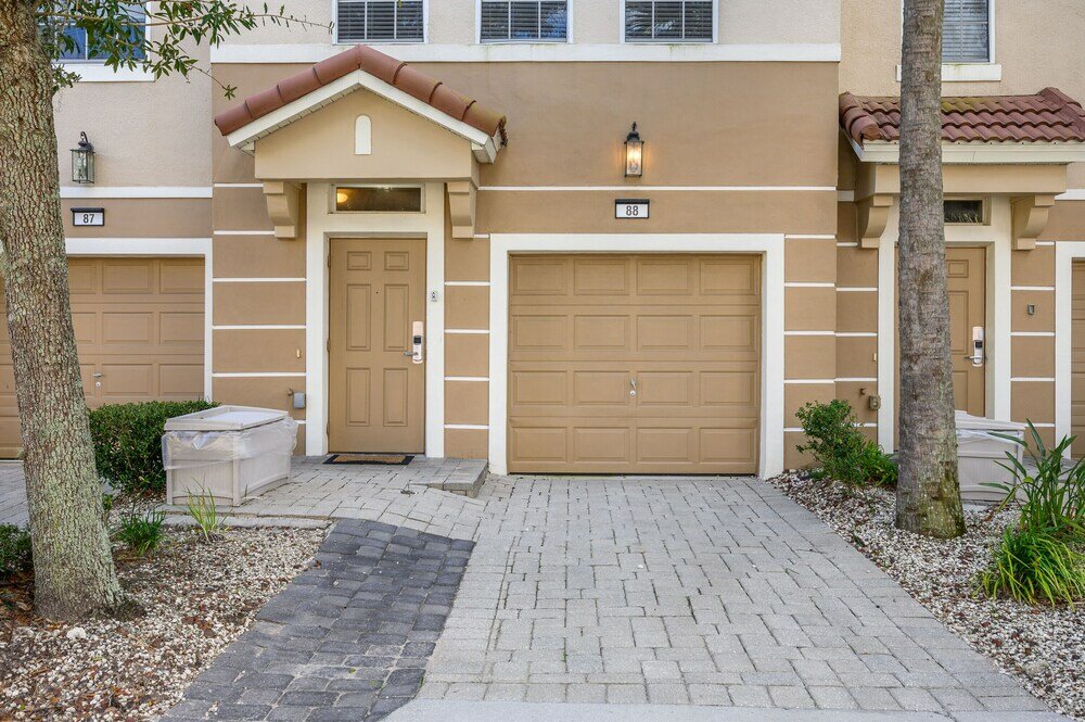 Фото Vista Cay Resort Direct Townhomes by Millennium Management