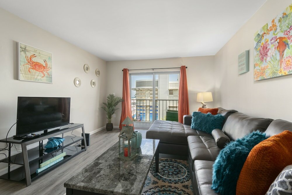 Фото 2Bed 2Bath with Patio on 11 Collins ave