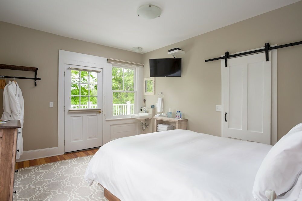 Фото Lakehouse Inn