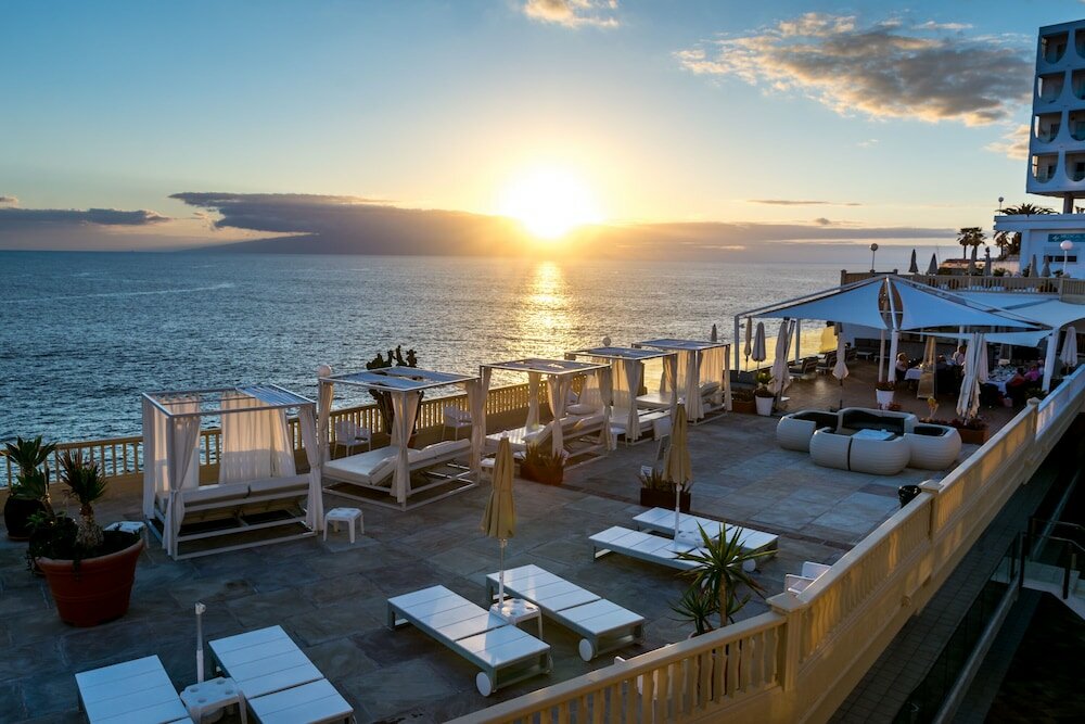 Фото Pearly Grey Ocean Club Apartments & Suites