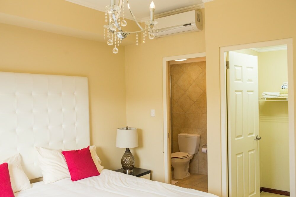 Фото Gold Coast Luxurious and Stylish Condo