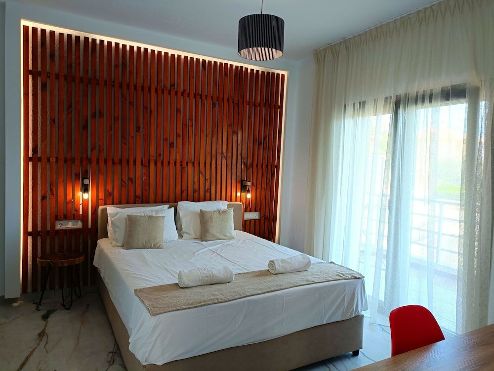 Фото Salonikiou Beach Deluxe Apartments