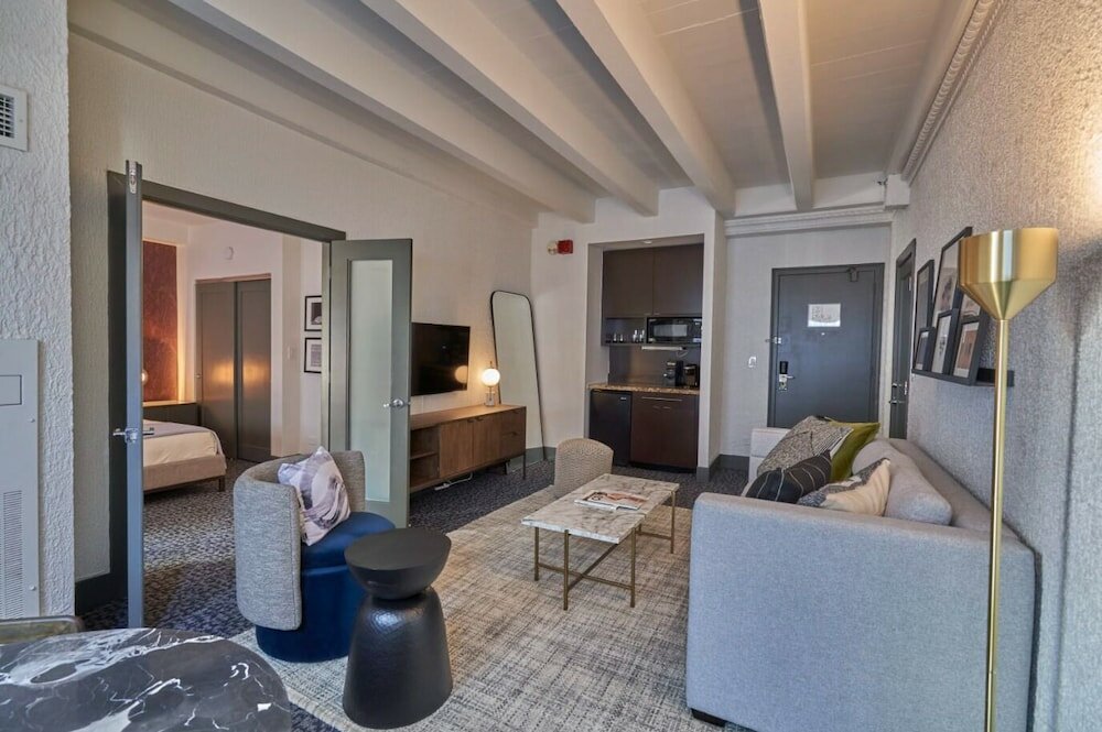 Фото Magnificent Mile Suites