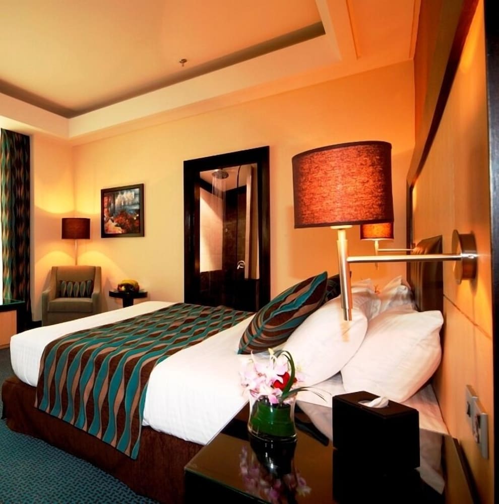 Фото Sunday Business Avenue