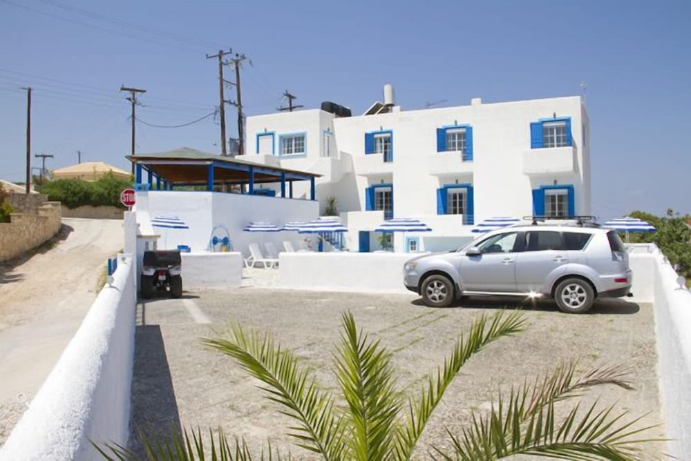 Фото Blue Dolphin Studios & Apartment