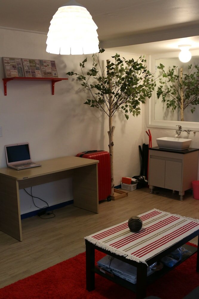 Фото Housetay Guesthouse 3nd Branch