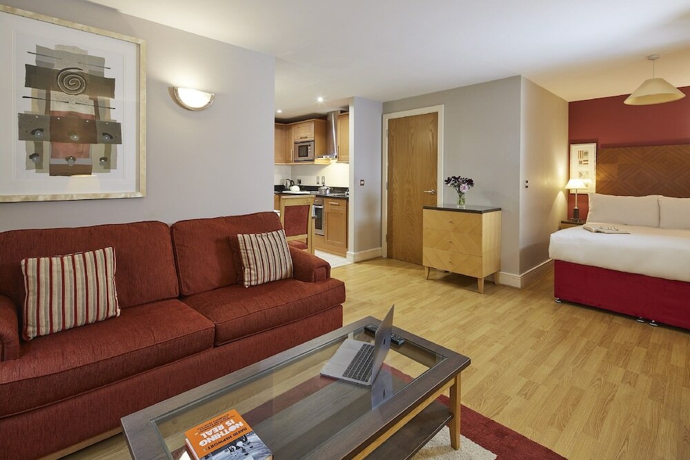 Фото Marlin Aldgate Tower Bridge