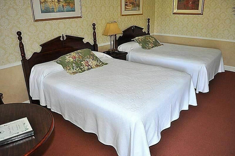 Фото Cedar Crest Inn