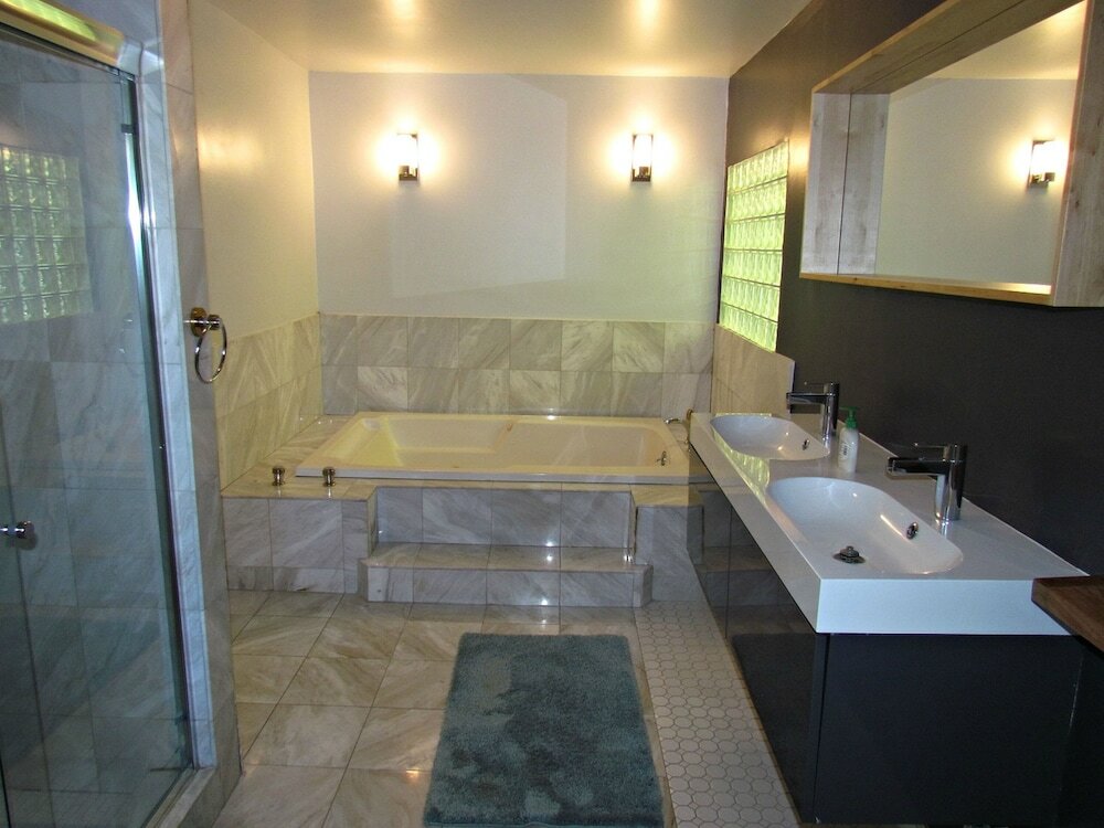 Фото 4 Bedroom Celebrity House with Pool & City View