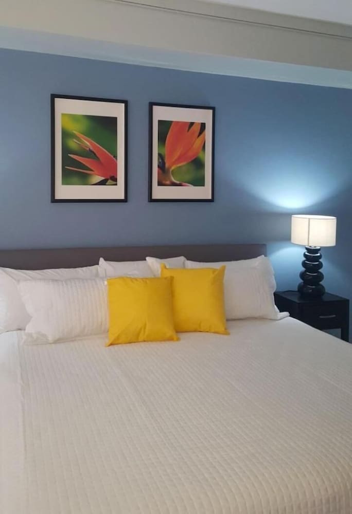 Фото The Mandeville Hotel