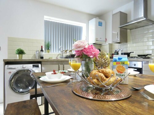 Гостиница Tudors eSuites 4 Bedroom House в Бирмингеме