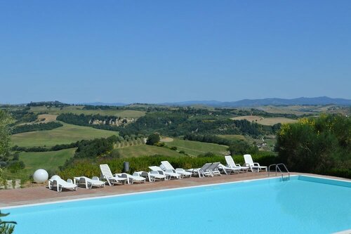 Гостиница Luxurious Holiday Home With Private Patio, Tuscany, With Panoramic Swimming poo