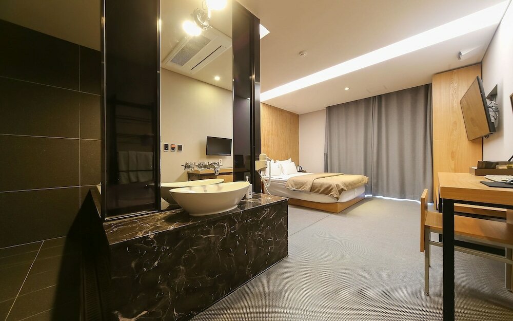 Фото Changwon Jinhae Lewis Hotel