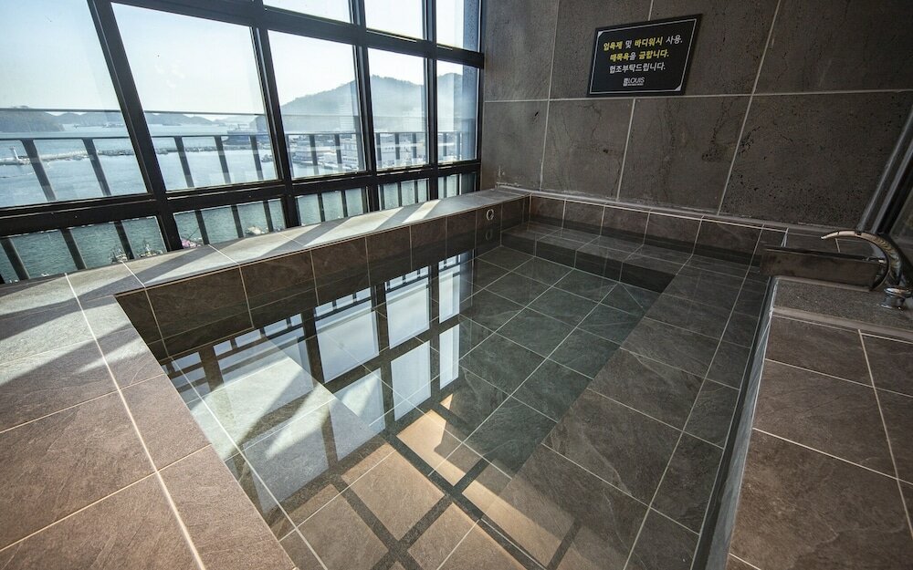 Фото Changwon Jinhae Lewis Hotel