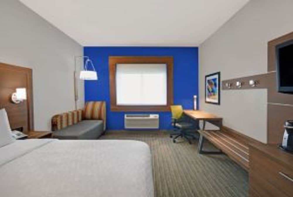 Фото Holiday Inn Express And Suites Detroit Dearborn, an Ihg Hotel