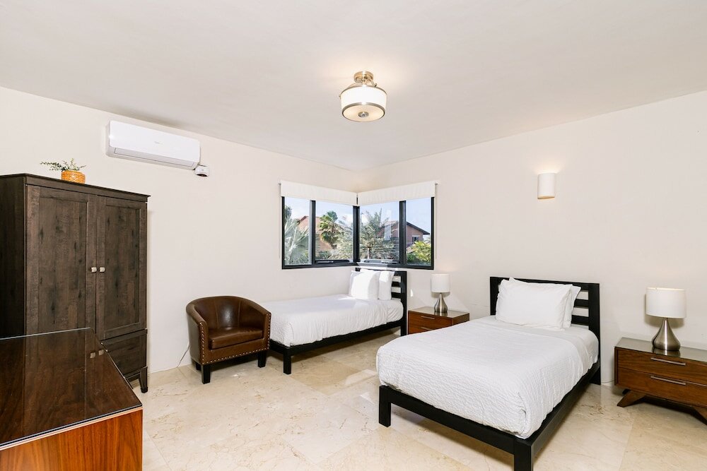 Фото Stunning Villa With Infinity Pool & Outdoor Kitchen! Across From Marriott!