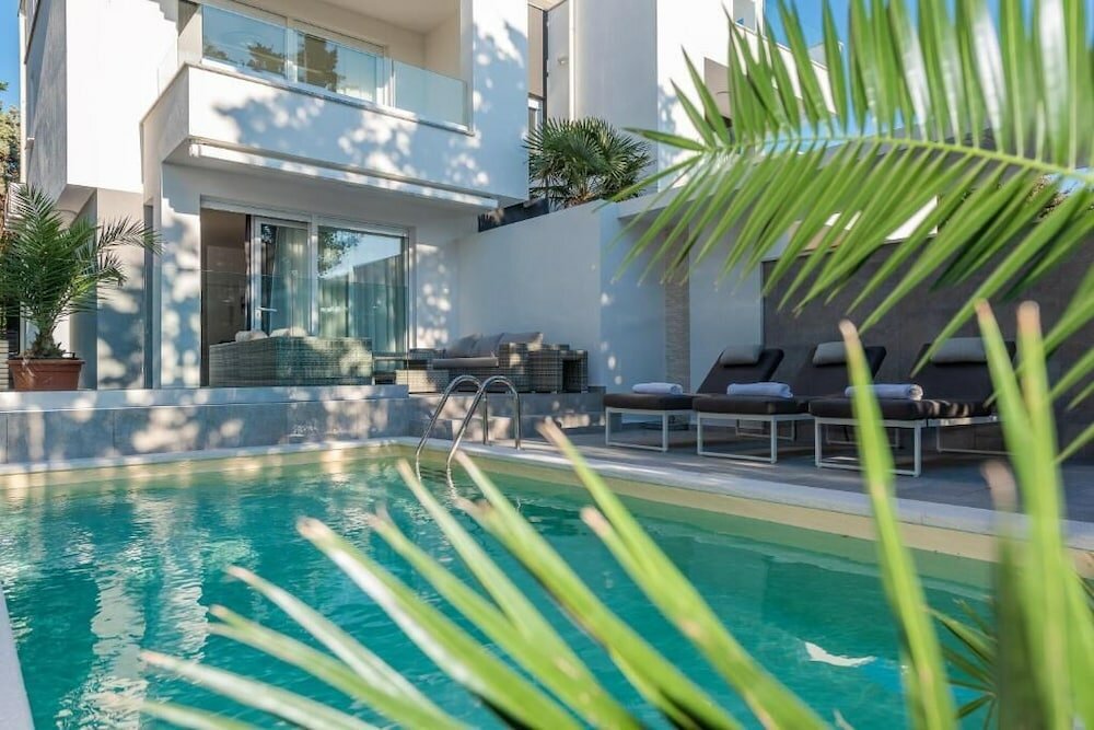 Фото Sunset apartment with private pool and jacuzzi