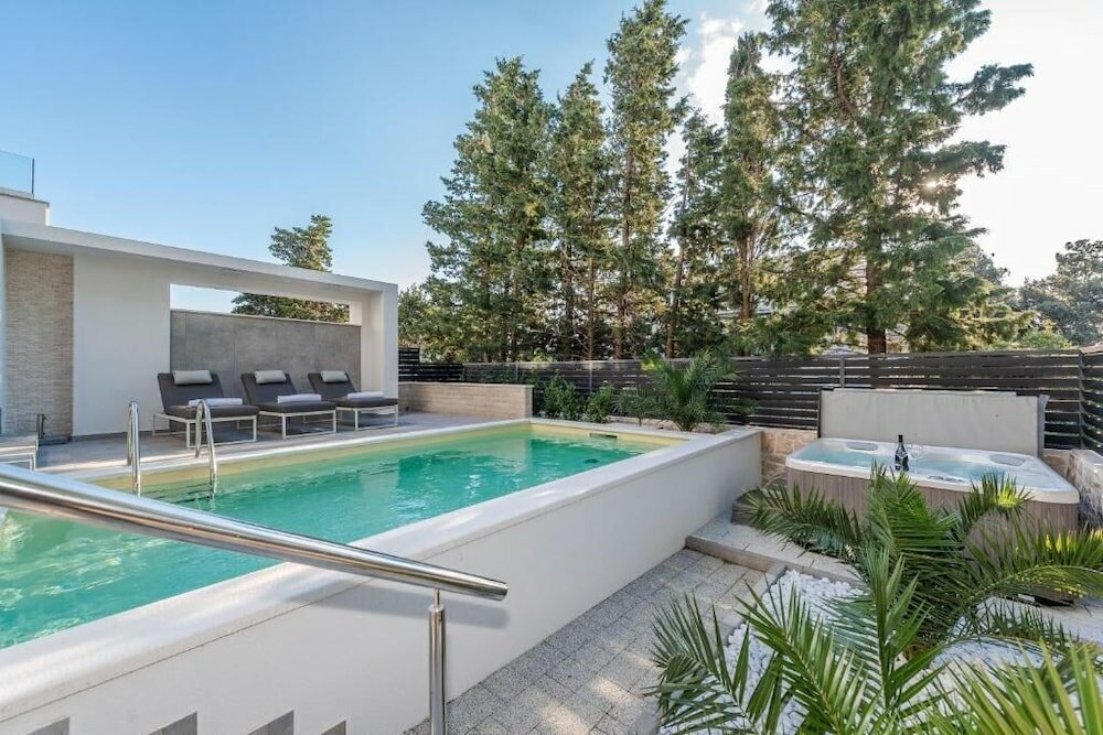 Фото Sunset apartment with private pool and jacuzzi