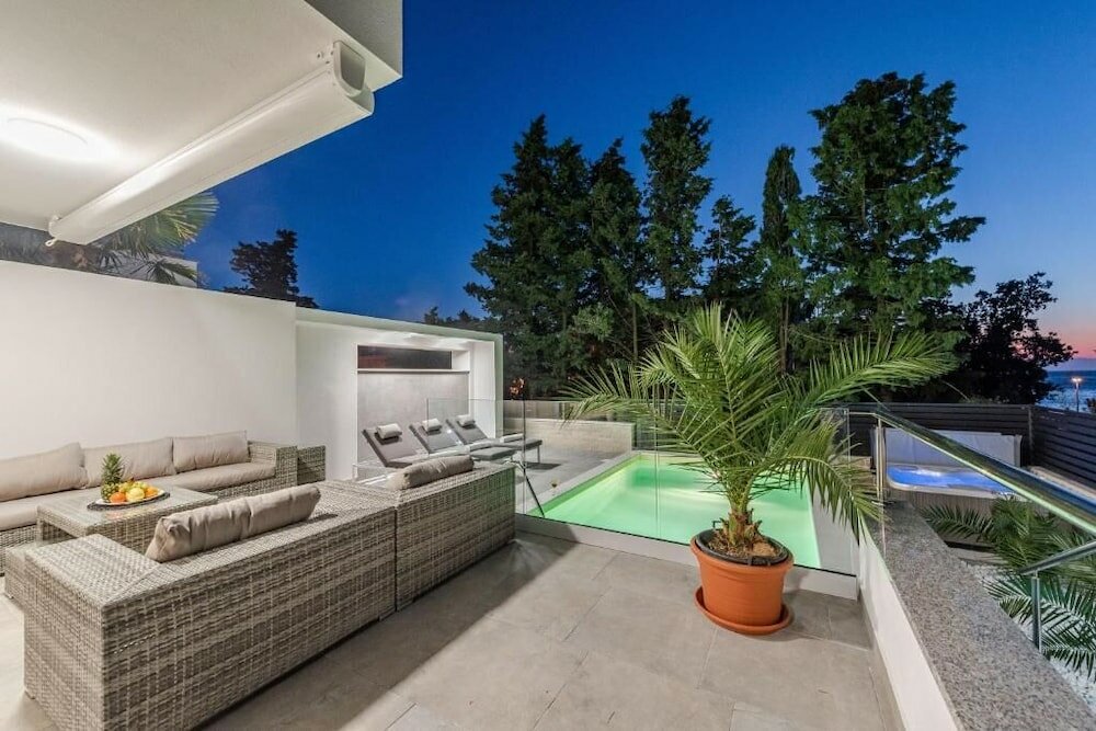 Фото Sunset apartment with private pool and jacuzzi