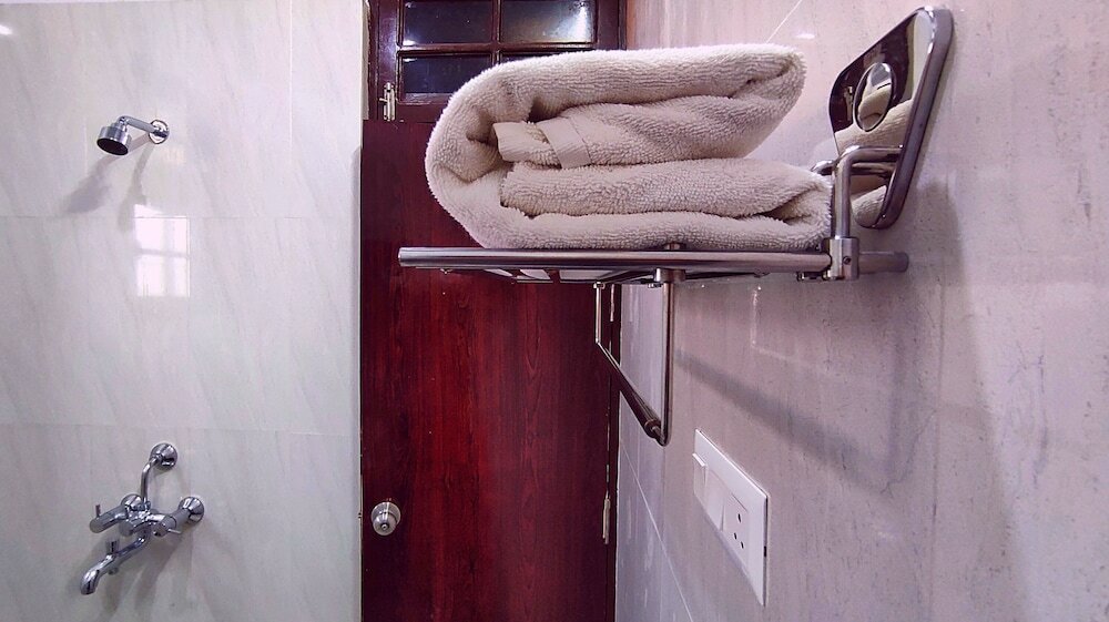 Фото Hotel Aradhna Inn by ShriGo Hotels