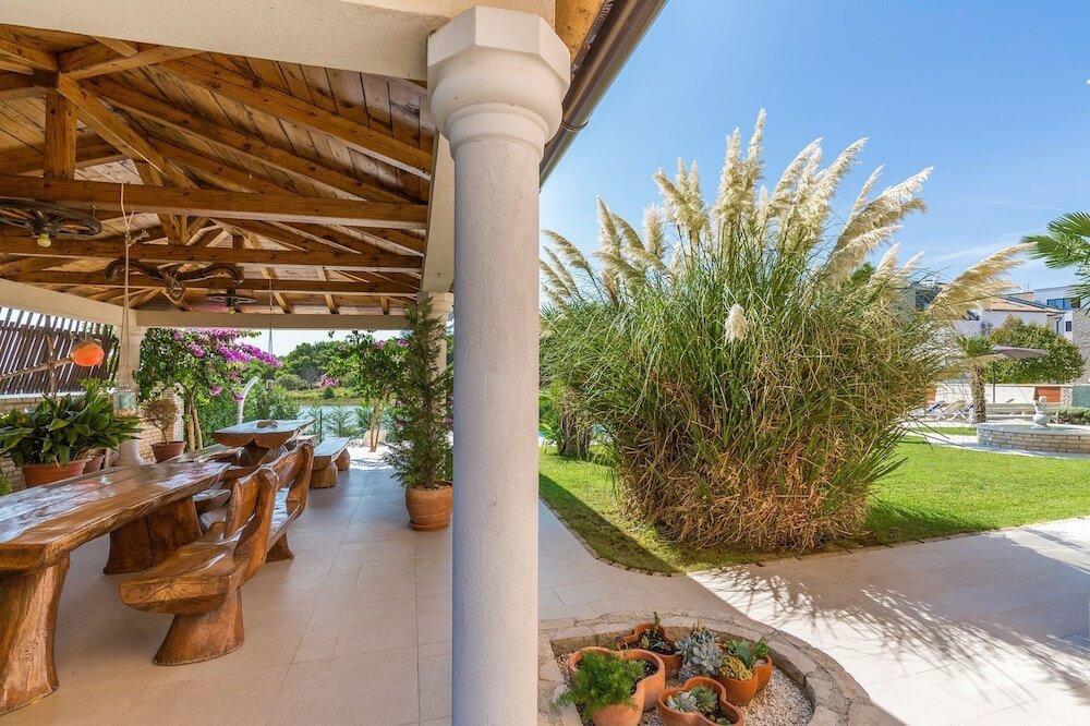 Фото Escape - 20 m From sea - White