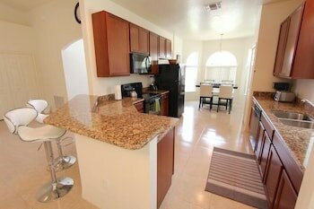 Фото 929 Emerald Green Court Pool! 4 Bedroom Home by Redawning