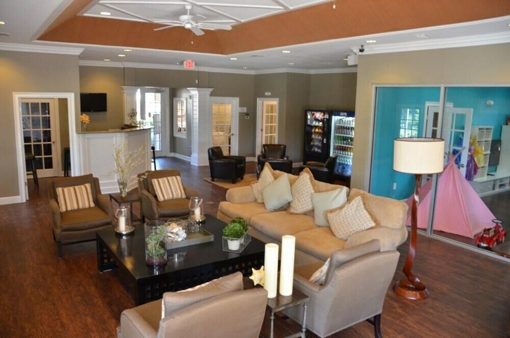 Фото Lucaya 4 Bedrooms 4 Baths Townhome, Spacious Living Room