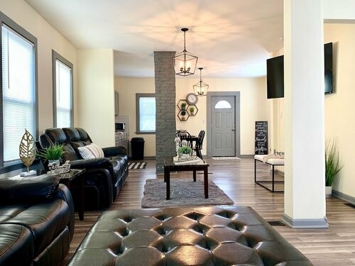 Гостиница The Southside Villa - With Private Yard & Parking, Near Falls & Casino by Niagara Hospitality