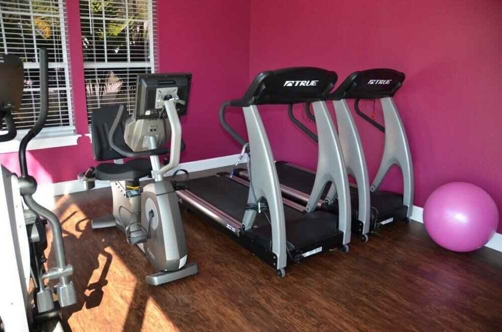 Фото Lucaya 4 Bedrooms 4 Baths Townhome, Spacious Living Room