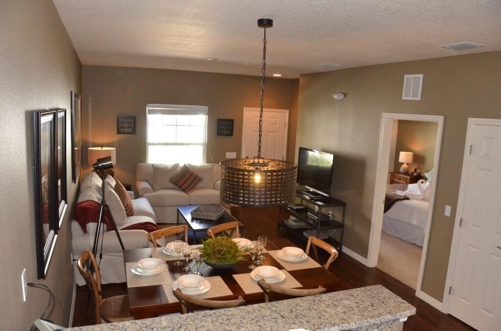 Фото Lucaya 3 Bedroom 2 Bath Townhome With Flat Screen TV