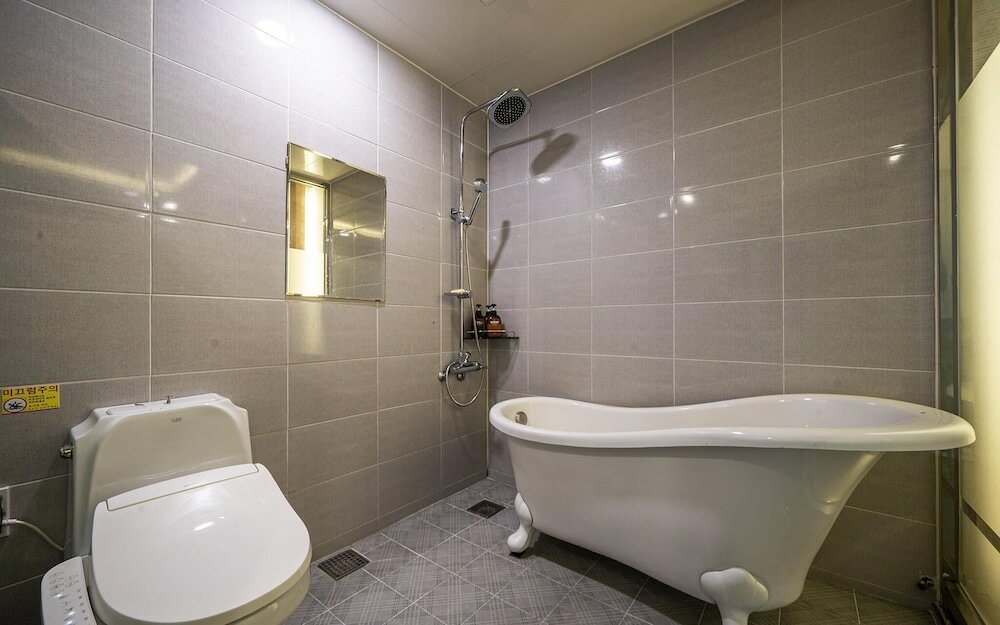 Фото Changwon Myeongseodong Hotel Sky