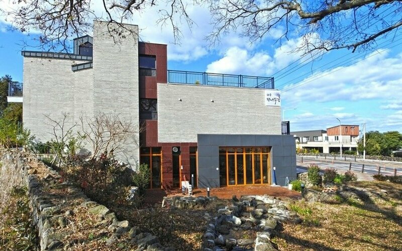 Гостиница Jeju Waheulpaengnamujip Pension