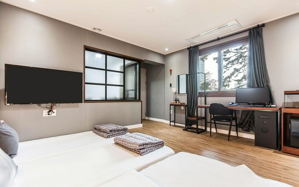 Фото Changwon Jinhae Yongwon Brown Dot Hotel