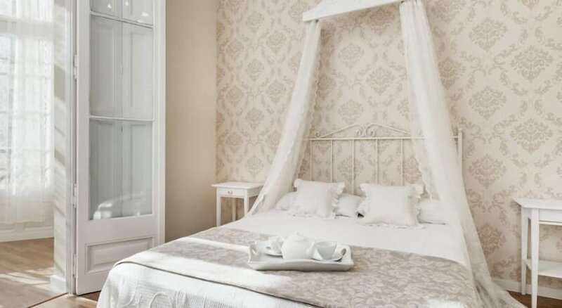 Гостиница Hostal Lumine Suites by gaiarooms в Барселоне