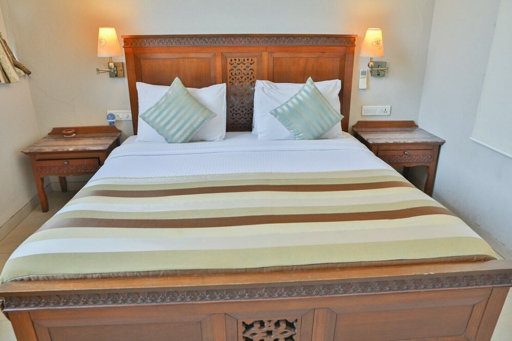 Фото Neelams The Glitz