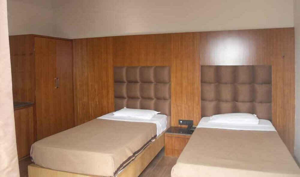 Фото Adb Rooms Hotel Surabhi International