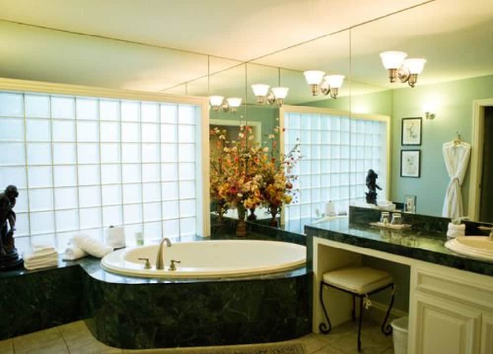 Фото The Sanford House Inn & SPA