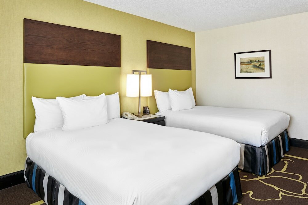 Фото Doubletree by Hilton Charlotte - Gateway Village