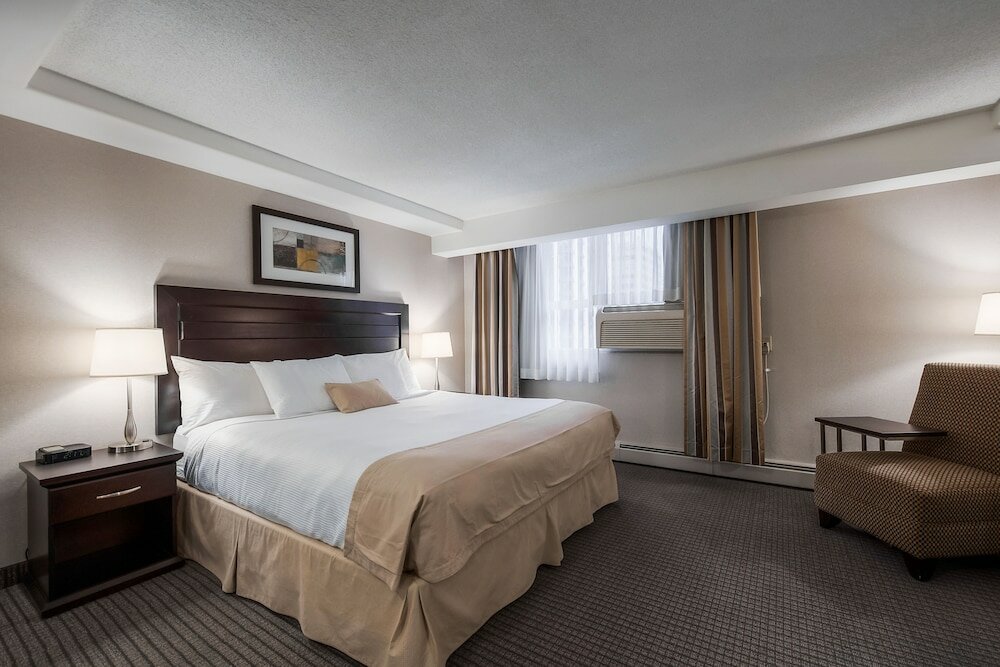 Фото Coast Calgary Downtown Hotel & Suites by Apa