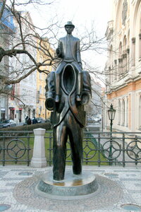 Франц Кафка (Прага, улица Душни, 141/12), ескерткіш, мүсін  Прагада