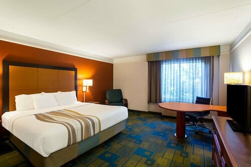 Гостиница La Quinta Inn & Suites by Wyndham Charlotte Airport South в Шарлотте