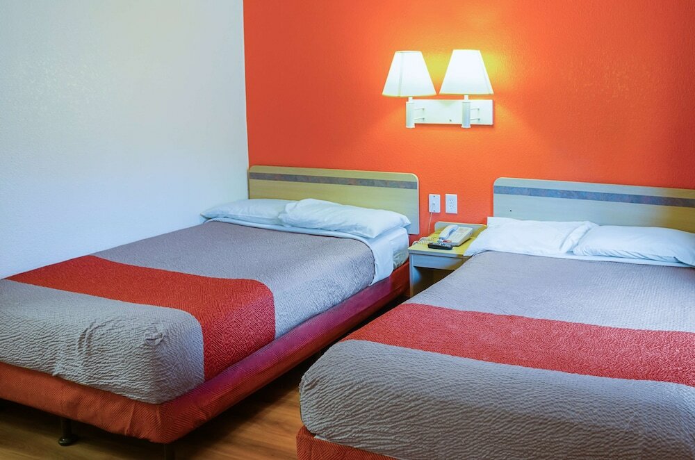 Фото West Ashley Inn