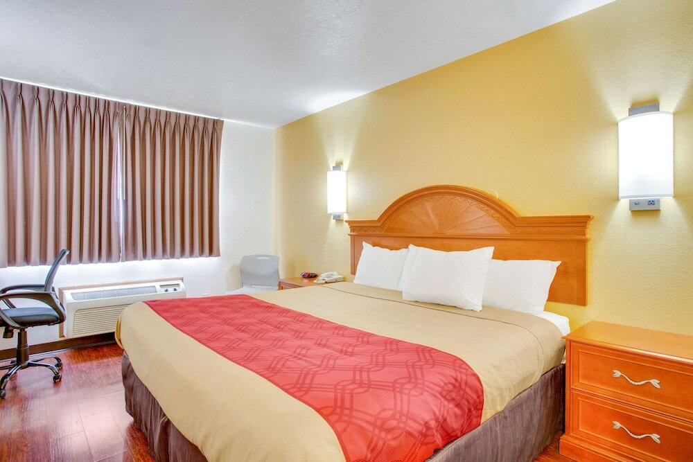 Фото Econo Lodge Inn & Suites