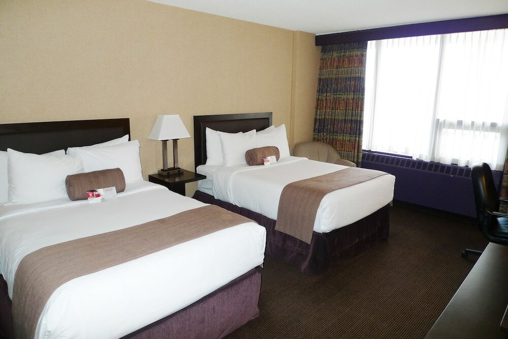Фото Ramada Plaza by Wyndham Calgary Downtown
