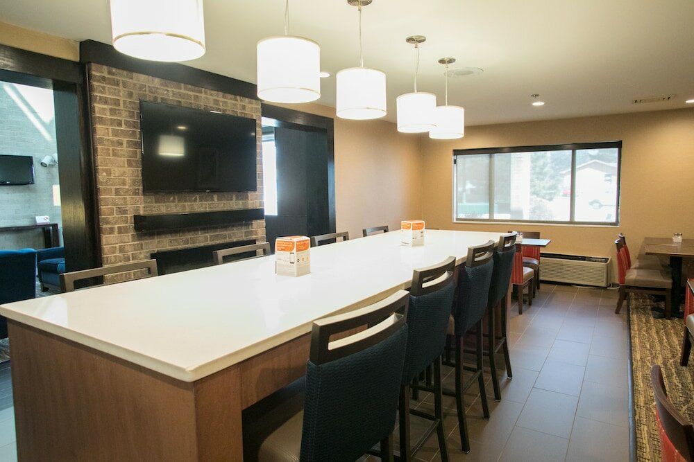 Фото Comfort Suites Oakbrook Terrace near Oakbrook Center