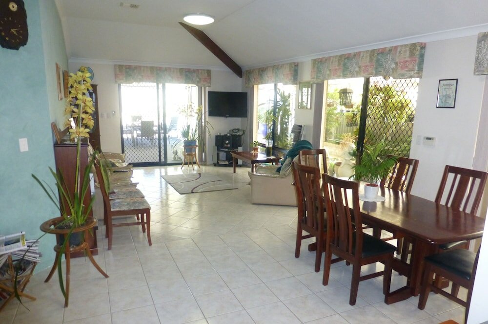 Фото Jennys Retreat B&b