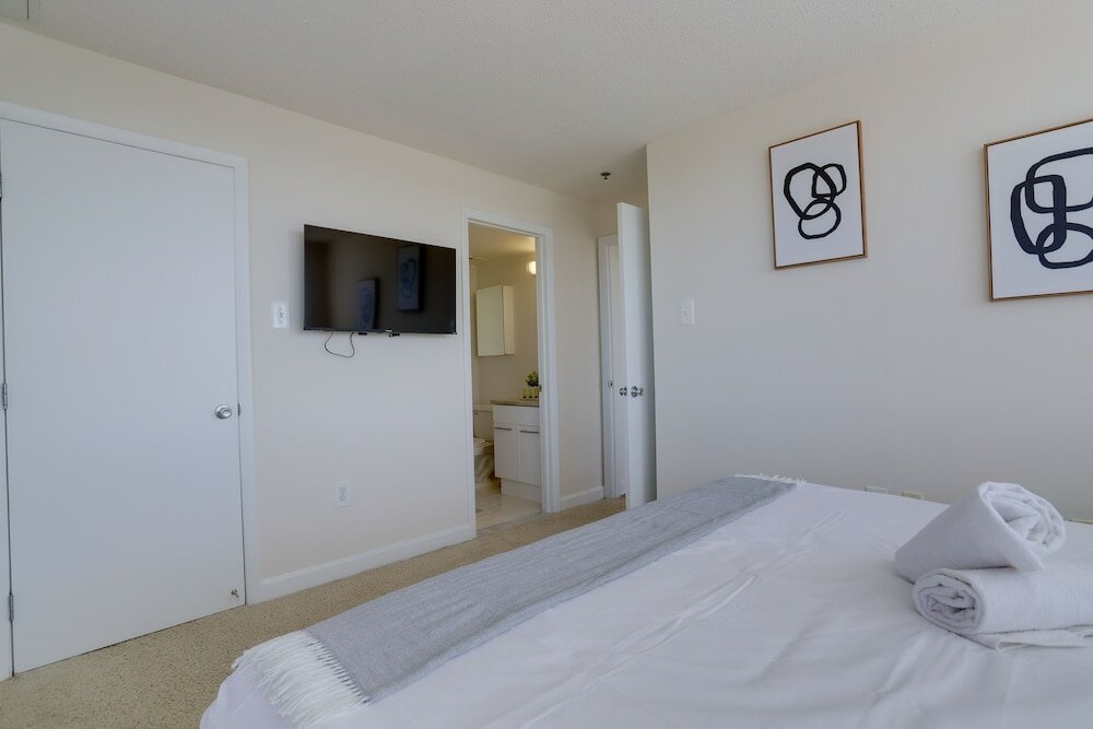 Фото Gorgeous Apt with Rooftop City View